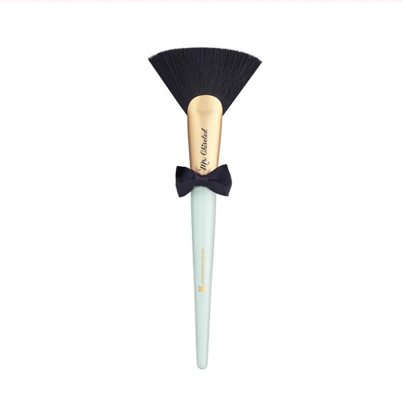 Too Faced “MR.chiseled” contouring brush - Picture 1 of 2